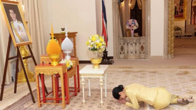 สมเด็จพระเจ้าอยู่หัว พระราชทานดอกไม้วันเกิด "รศ.นราพร"