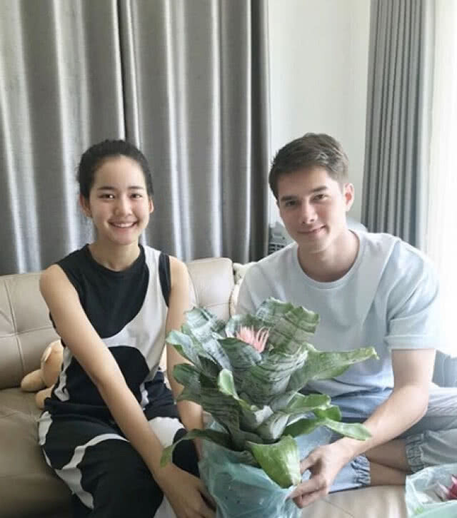 มิกค์-ทองระย้า หอบต้นไม้มงคล
เยี่ยมโบว์-เมลดา หลังผ่าตัดซีสต์ที่มดลูก !!!