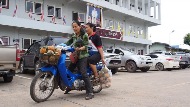 พระพะเยาซื้อสับปะรด 20 ตัน แจกจ่ายชาวบ้าน