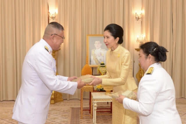 สมเด็จพระเจ้าอยู่หัว พระราชทานดอกไม้วันเกิด "รศ.นราพร"