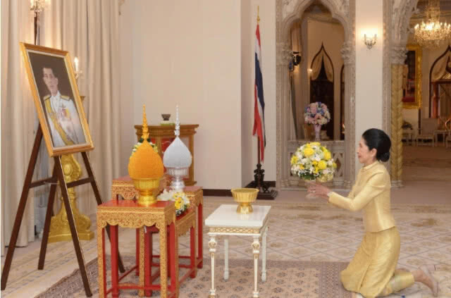 สมเด็จพระเจ้าอยู่หัว พระราชทานดอกไม้วันเกิด "รศ.นราพร"