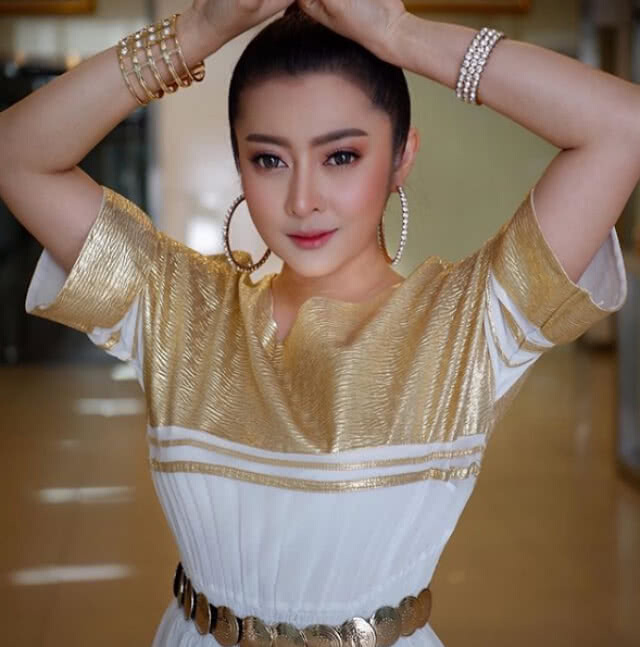 คุณแม่สายสตรอง "เอิร์น เดอะสตาร์" ล่าสุดลงมือสร้างบ้านด้วยตัวเอง!