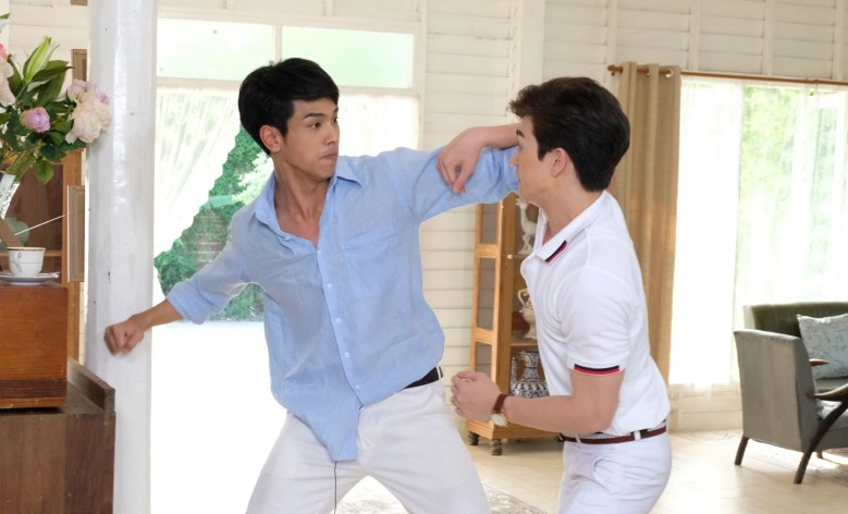 'ตงตง' ชก 'ตรี' ล้มคว่ำ ในละคร "สายรักสายสวาท" ชมกันได้ในวันอังคารที่ 26 มิ.ย