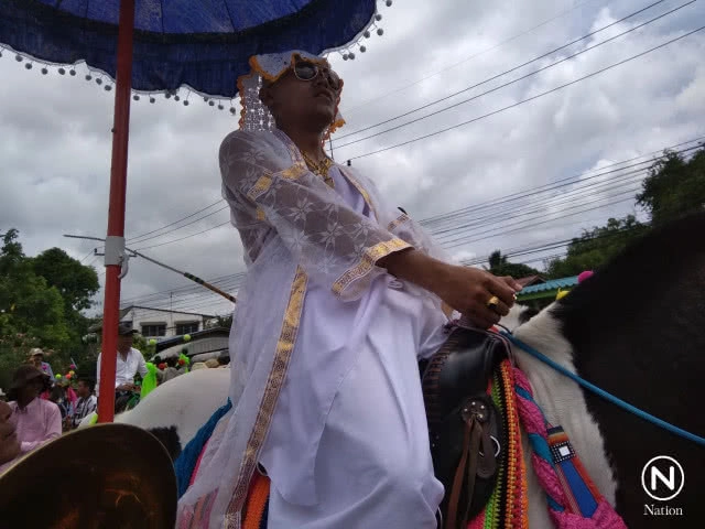 กำนันดังเมืองกาญจน์ บวชลูกชาย จัดเต็ม! แห่นาค 2 วัน กินเลี้ยง 2 คืน จ้าง "เสรี รุ่งสว่าง"