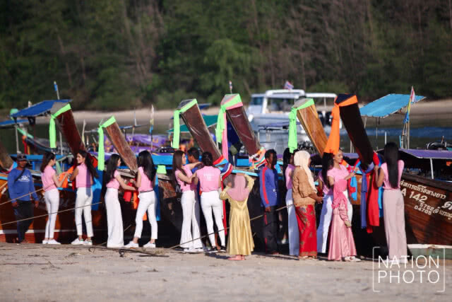 40 สาวงาม ร่วมประเพณีผูกผ้าเรือหัวโทง