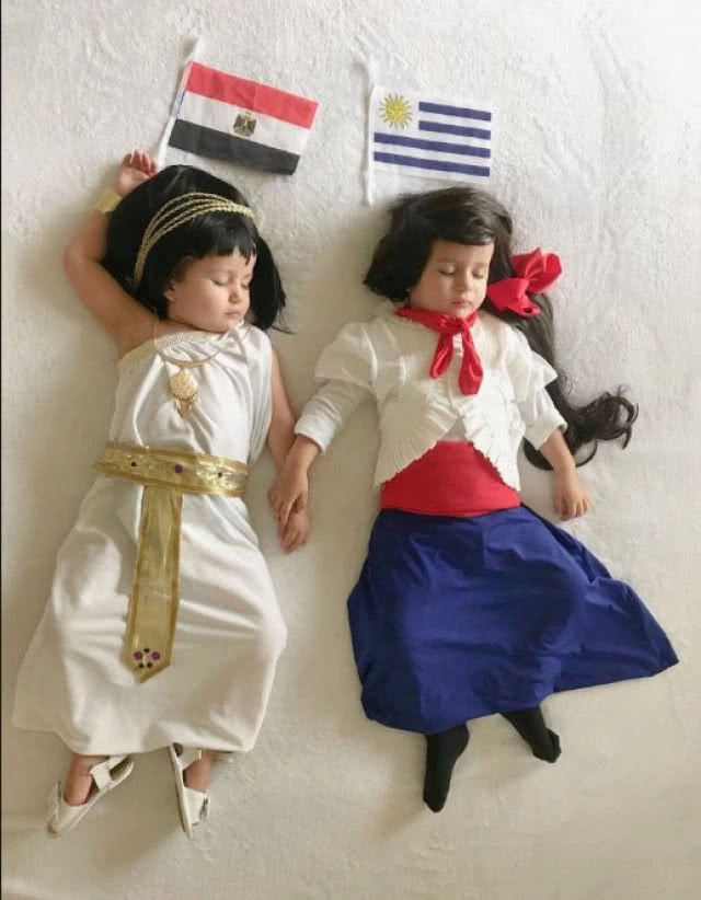 สุดน่ารัก! ทารกแฝดหญิงอเมริกันแต่งกายทีมชาติฟุตบอลโลก ตามตารางทุกคู่ที่เตะประกบกัน