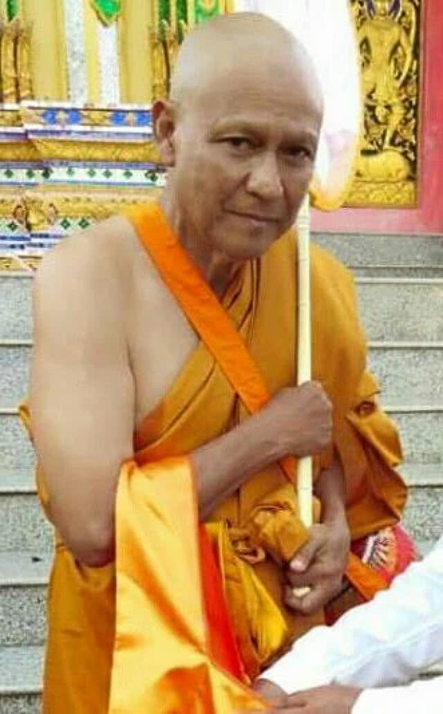 พระเอกรุ่นใหญ่ "ไพโรจน์ สังวริบุตร" เข้าสู่ร่มกาสาวพัสตร์เรียบง่าย ไม่มีกำหนดลาสิกขา