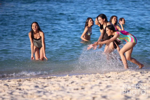 (ภาพชุด) ส่อง! 40 สาวงามมิสยูนิเวิร์สไทยแลนด์ 2018 เล่นน้ำคลายร้อนท่ามกลางบรรยากาศแสงอ่อนยามเย็น