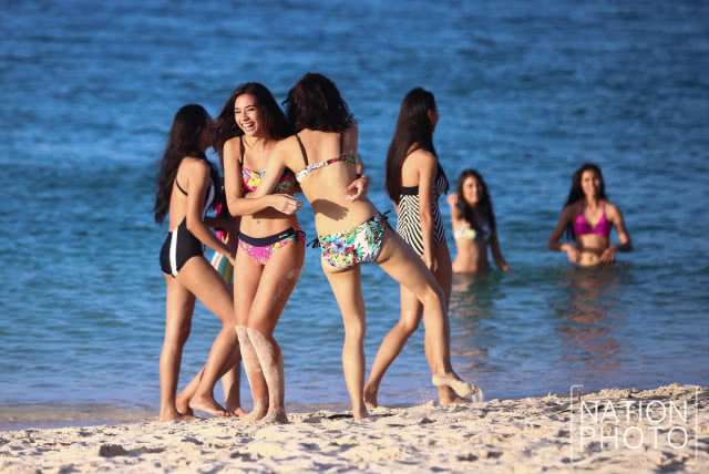 (ภาพชุด) ส่อง! 40 สาวงามมิสยูนิเวิร์สไทยแลนด์ 2018 เล่นน้ำคลายร้อนท่ามกลางบรรยากาศแสงอ่อนยามเย็น