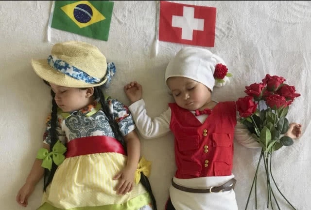 สุดน่ารัก! ทารกแฝดหญิงอเมริกันแต่งกายทีมชาติฟุตบอลโลก ตามตารางทุกคู่ที่เตะประกบกัน