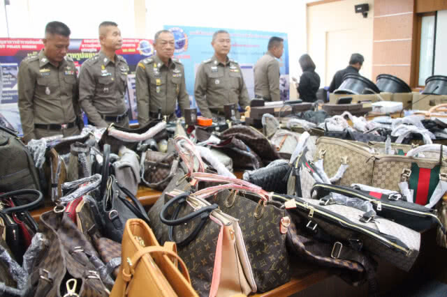 ปอศ.แถลงรวบผตห.ลักลอบ
นำเข้าเครื่องประดับเเบรนด์เนมปลอม
โว2ปี ยึดสินค้าละเมิดเกือบ 49 ล้าน(มีคลิป)