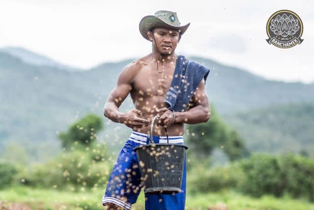 ชาวนาที่แกร่งสุดในปฐพี "บัวขาว" อวดซิกแพ็ค ลงแรงทำนา