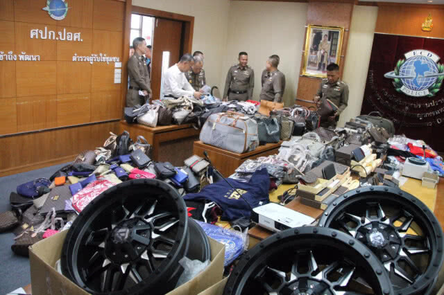 ปอศ.แถลงรวบผตห.ลักลอบ
นำเข้าเครื่องประดับเเบรนด์เนมปลอม
โว2ปี ยึดสินค้าละเมิดเกือบ 49 ล้าน(มีคลิป)