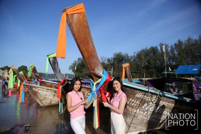 40 สาวงาม ร่วมประเพณีผูกผ้าเรือหัวโทง