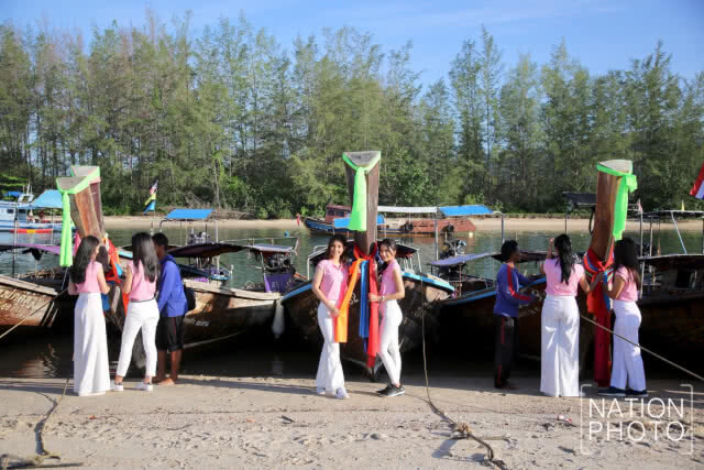 40 สาวงาม ร่วมประเพณีผูกผ้าเรือหัวโทง