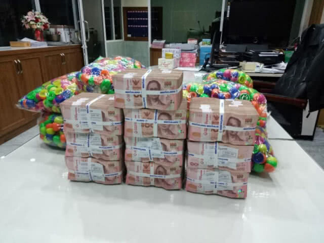 เสี่ยเงินด่วน เตรียมรถเครน 3 คัน ตักเงิน 1 ล้าน โปรยทานบวชลูกชาย