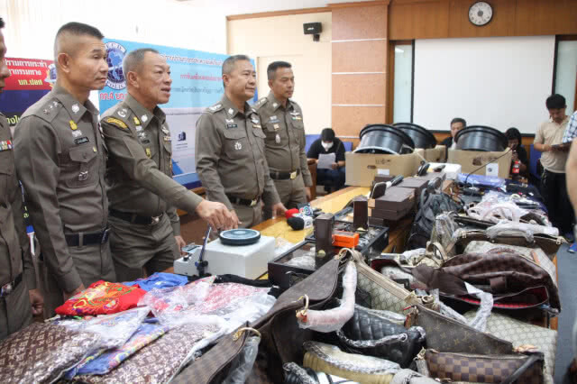 ปอศ.แถลงรวบผตห.ลักลอบ
นำเข้าเครื่องประดับเเบรนด์เนมปลอม
โว2ปี ยึดสินค้าละเมิดเกือบ 49 ล้าน(มีคลิป)
