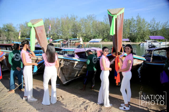 40 สาวงาม ร่วมประเพณีผูกผ้าเรือหัวโทง