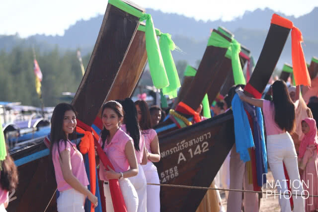 40 สาวงาม ร่วมประเพณีผูกผ้าเรือหัวโทง