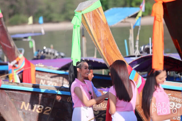 40 สาวงาม ร่วมประเพณีผูกผ้าเรือหัวโทง