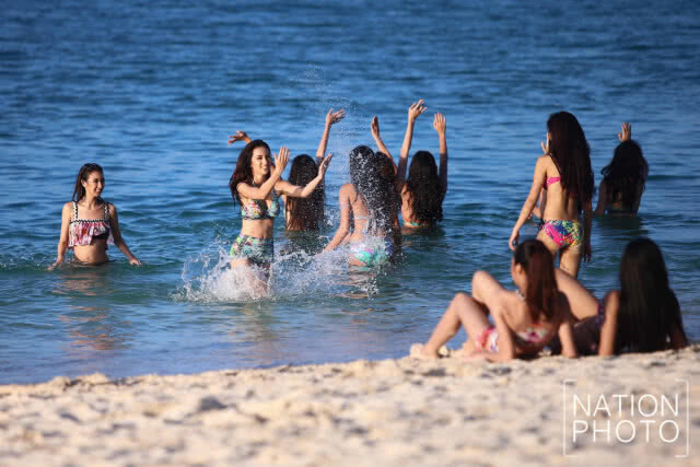 (ภาพชุด) ส่อง! 40 สาวงามมิสยูนิเวิร์สไทยแลนด์ 2018 เล่นน้ำคลายร้อนท่ามกลางบรรยากาศแสงอ่อนยามเย็น