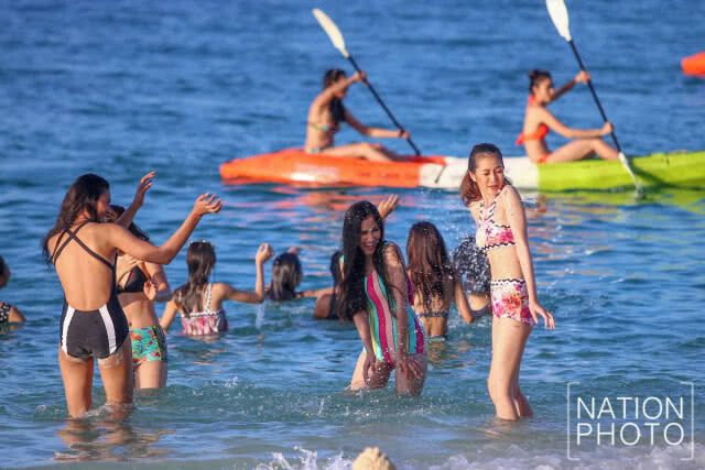 (ภาพชุด) ส่อง! 40 สาวงามมิสยูนิเวิร์สไทยแลนด์ 2018 เล่นน้ำคลายร้อนท่ามกลางบรรยากาศแสงอ่อนยามเย็น