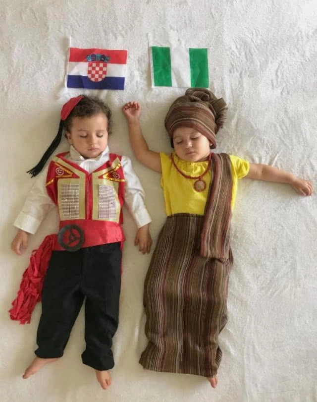 สุดน่ารัก! ทารกแฝดหญิงอเมริกันแต่งกายทีมชาติฟุตบอลโลก ตามตารางทุกคู่ที่เตะประกบกัน