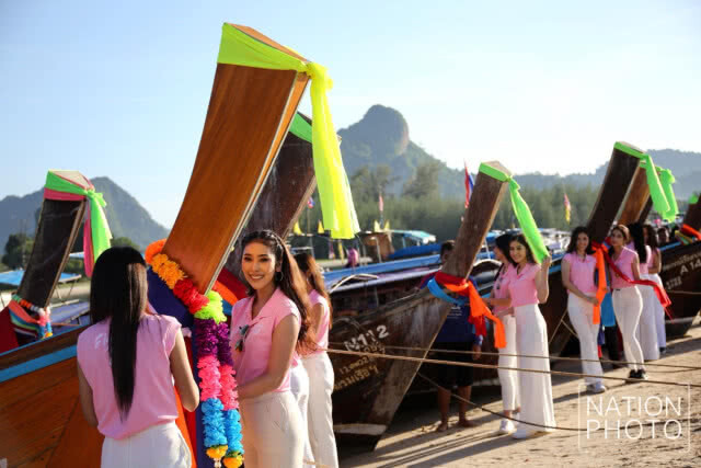 40 สาวงาม ร่วมประเพณีผูกผ้าเรือหัวโทง