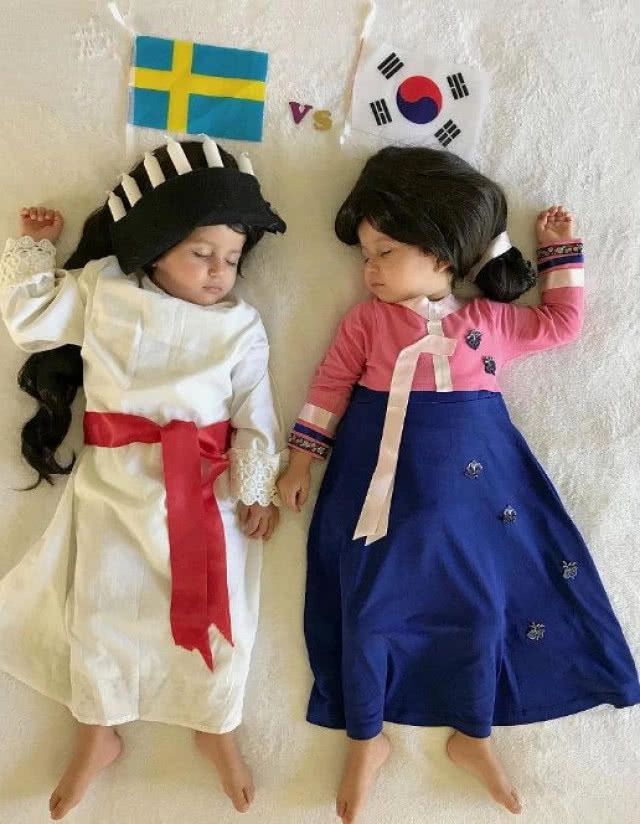 สุดน่ารัก! ทารกแฝดหญิงอเมริกันแต่งกายทีมชาติฟุตบอลโลก ตามตารางทุกคู่ที่เตะประกบกัน