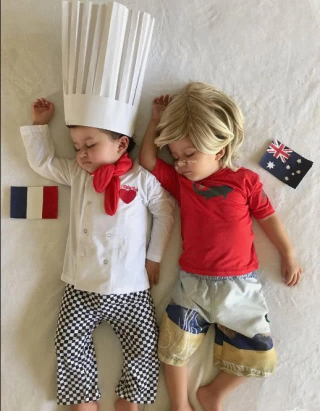 สุดน่ารัก! ทารกแฝดหญิงอเมริกันแต่งกายทีมชาติฟุตบอลโลก ตามตารางทุกคู่ที่เตะประกบกัน