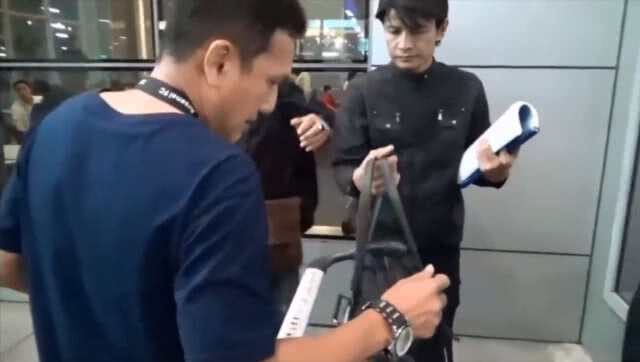 (คลิป) วงจรปิดจับภาพชัด!
รวบหนุ่มทำเนียนลักทรัพย์คาสนามบิน