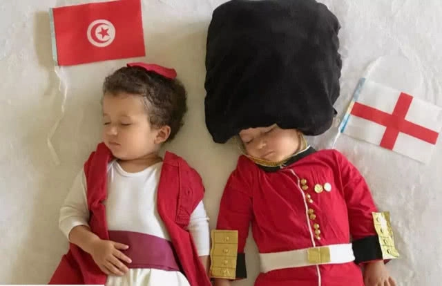 สุดน่ารัก! ทารกแฝดหญิงอเมริกันแต่งกายทีมชาติฟุตบอลโลก ตามตารางทุกคู่ที่เตะประกบกัน