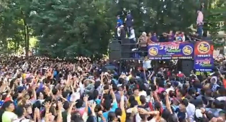 ประชาชนแห่รอรับเงินโปรยทาน 1 ล้านแน่น