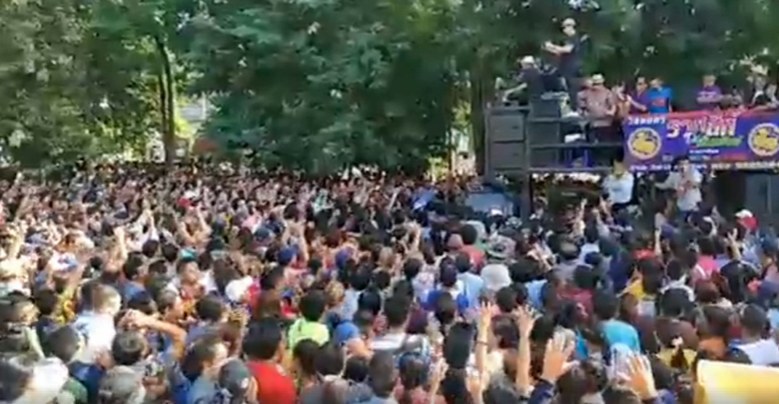 ประชาชนแห่รอรับเงินโปรยทาน 1 ล้านแน่น