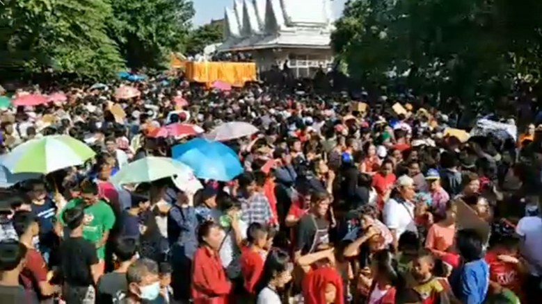 ประชาชนแห่รอรับเงินโปรยทาน 1 ล้านแน่น