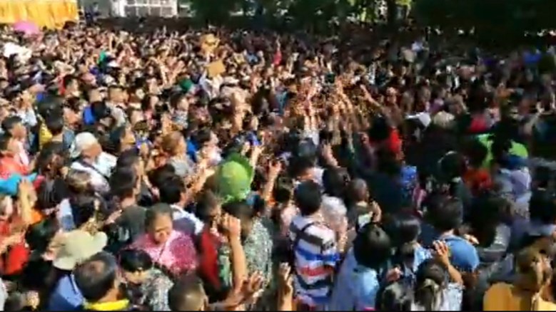 ประชาชนแห่รอรับเงินโปรยทาน 1 ล้านแน่น