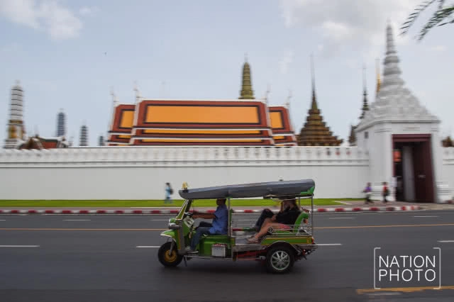 คุมเข้มแท๊กซี่-ตุ๊กตุ๊ก รอบพระบรมมหาราชวัง ป้องกันข่มขู่-โก่งราคา นักท่องเที่ยว