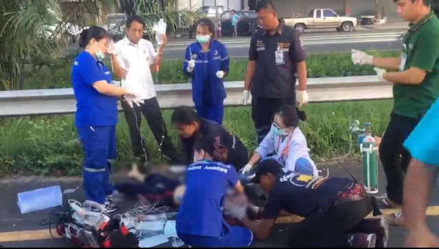 รถตู้!! พุ่งชนท้ายรถพ่วงซาเล้ง เสียหลักพลิกคว่ำ!! ก่อนเหยียบซ้ำ บนถนนสุขุมวิทขาเข้าศรีราชา