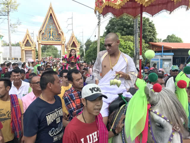 แห่รับโปรยทาน! งานบวชลูกชายกำนันชื่อดังเมืองกาญจน์ หนุ่ม 28 สุดโชคดี ได้จยย.กลับบ้าน 1 คัน
