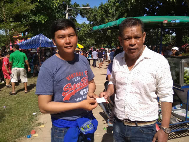 แห่รับโปรยทาน! งานบวชลูกชายกำนันชื่อดังเมืองกาญจน์ หนุ่ม 28 สุดโชคดี ได้จยย.กลับบ้าน 1 คัน