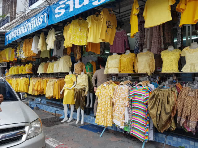 อำเภอบางละมุงรณรงค์สวมใส่เสื้อเหลือง ห้ามพระปรมาภิไธยว.ป.ร.บนเสื้อ