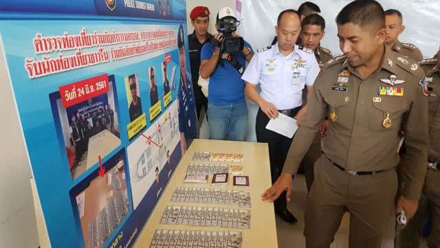 รอง ผบช.ท่องเที่ยว แถลงจับ 3 ผู้ต้องหาชาวจีน ลักทรัพย์ในอากาศยานสุวรรณภูมิ