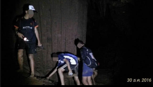 ส่องเฟซ! โค้ชทีมฟุตบอลเด็กติด "ถ้ำหลวง" เคยพาเด็ก ๆไปฝึกพิเศษ เมื่อปี 59