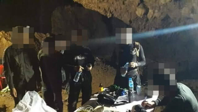 สมเด็จพระเจ้าอยู่หัว ทรงติดตามการให้ความช่วยเหลือกลุ่มเด็กและโค้ชฟุตบอล 13 ราย