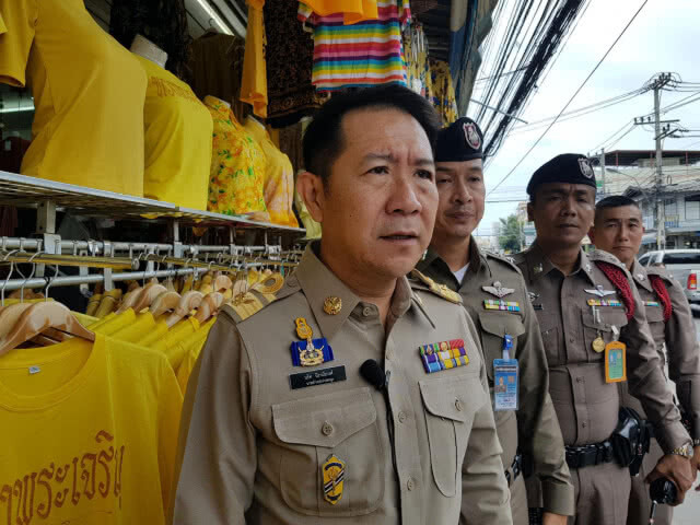 อำเภอบางละมุงรณรงค์สวมใส่เสื้อเหลือง ห้ามพระปรมาภิไธยว.ป.ร.บนเสื้อ