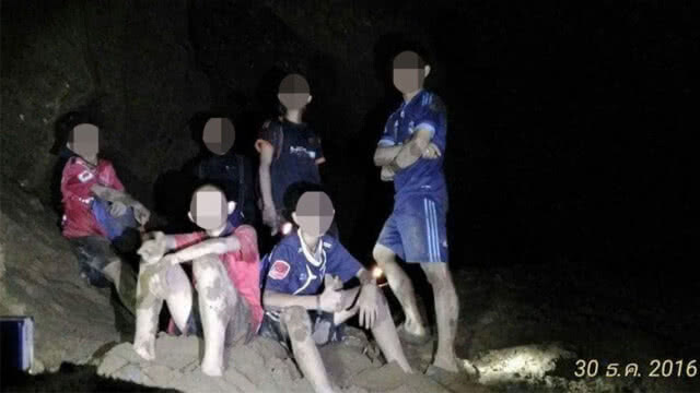 ส่องเฟซ! โค้ชทีมฟุตบอลเด็กติด "ถ้ำหลวง" เคยพาเด็ก ๆไปฝึกพิเศษ เมื่อปี 59