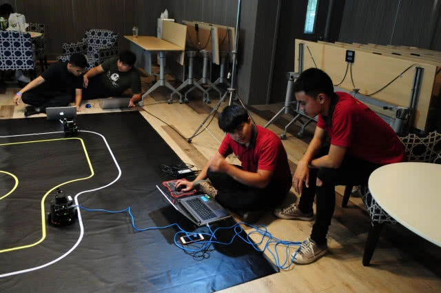 ชื่นชม 'นศ.ม.กาฬสินธุ์' ตัวแทนประเทศไทย แข่งขัน 'หุ่นยนต์นานาชาติ'