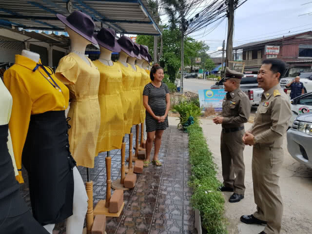 อำเภอบางละมุงรณรงค์สวมใส่เสื้อเหลือง ห้ามพระปรมาภิไธยว.ป.ร.บนเสื้อ