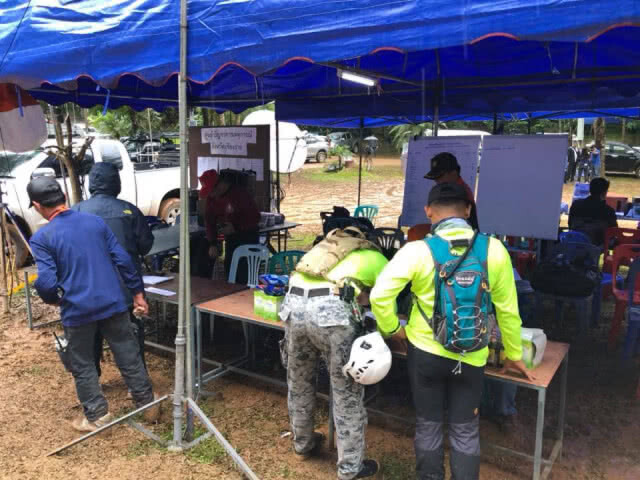 "ฝันดี" ลงพื้นที่ถ้ำหลวง ร่วมคุยน้องๆทีม "หมูป่า" เพื่อหาข้อมูล