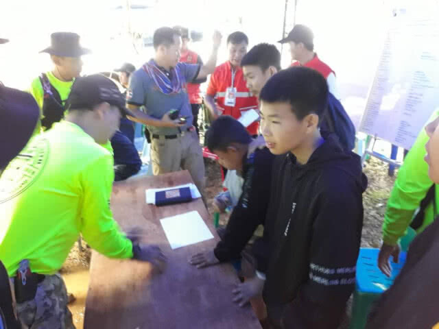 "ฝันดี" ลงพื้นที่ถ้ำหลวง ร่วมคุยน้องๆทีม "หมูป่า" เพื่อหาข้อมูล